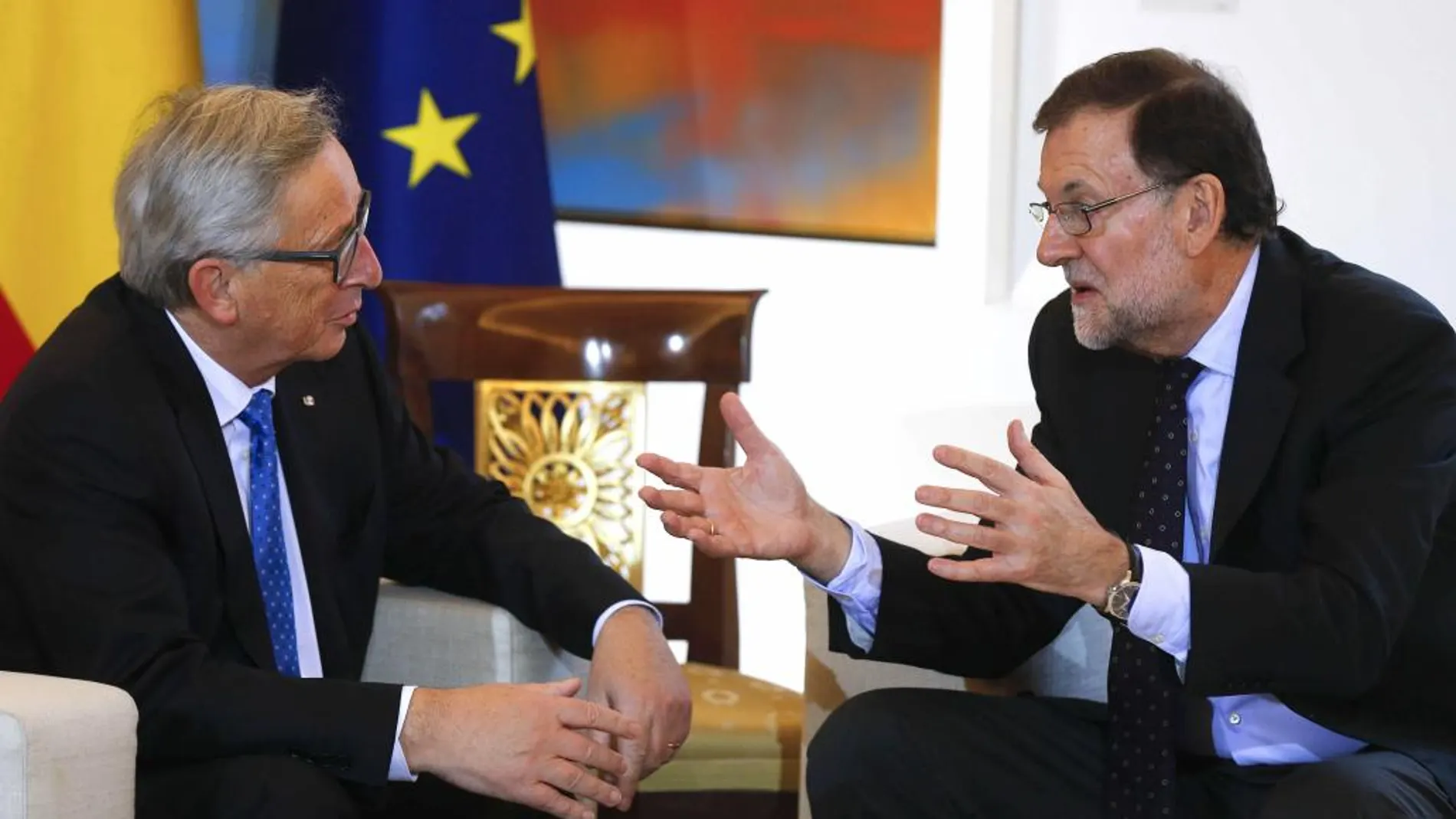 Mariano Rajoy conversa con el presidente de la Comisión Europea, Jean Claude Juncker, de visita oficial en Madrid.