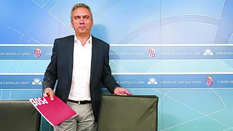El procurador socialista, Javier Izquierdo, ayer, antes de la rueda de prensa.