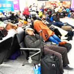 Pasajeros en el aeropuerto de Gatwick aguardan en las instalaciones tras el cierre de pistas por el avistamiento de drones el pasado 20 de Diciembre. Hoy, por segunda vez, se ha vuelvo a cerrar las inatalaciones / EFE