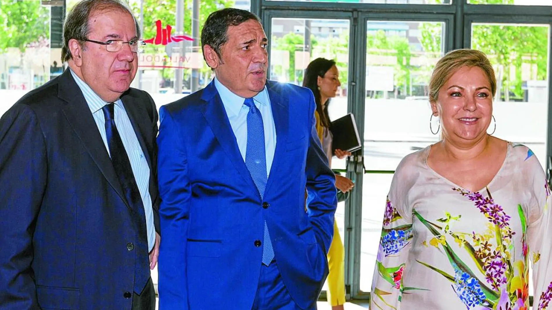 El presidente, la vicepresidenta Rosa Valdeón y el consejero de Sanidad, Antonio María Sáez Aguado