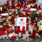 Velas y flores como homenaje a las víctimas tras los atentados de Cataluña.