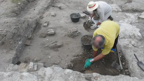 Hallan el esqueleto de un niño de la época romana en Matabuey (Segovia)