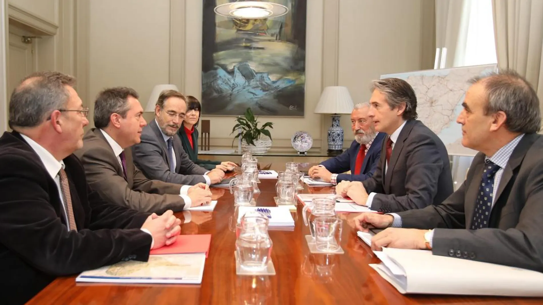 El ministro De la Serna junto al alcalde Espadas y el consejero López, entre otros