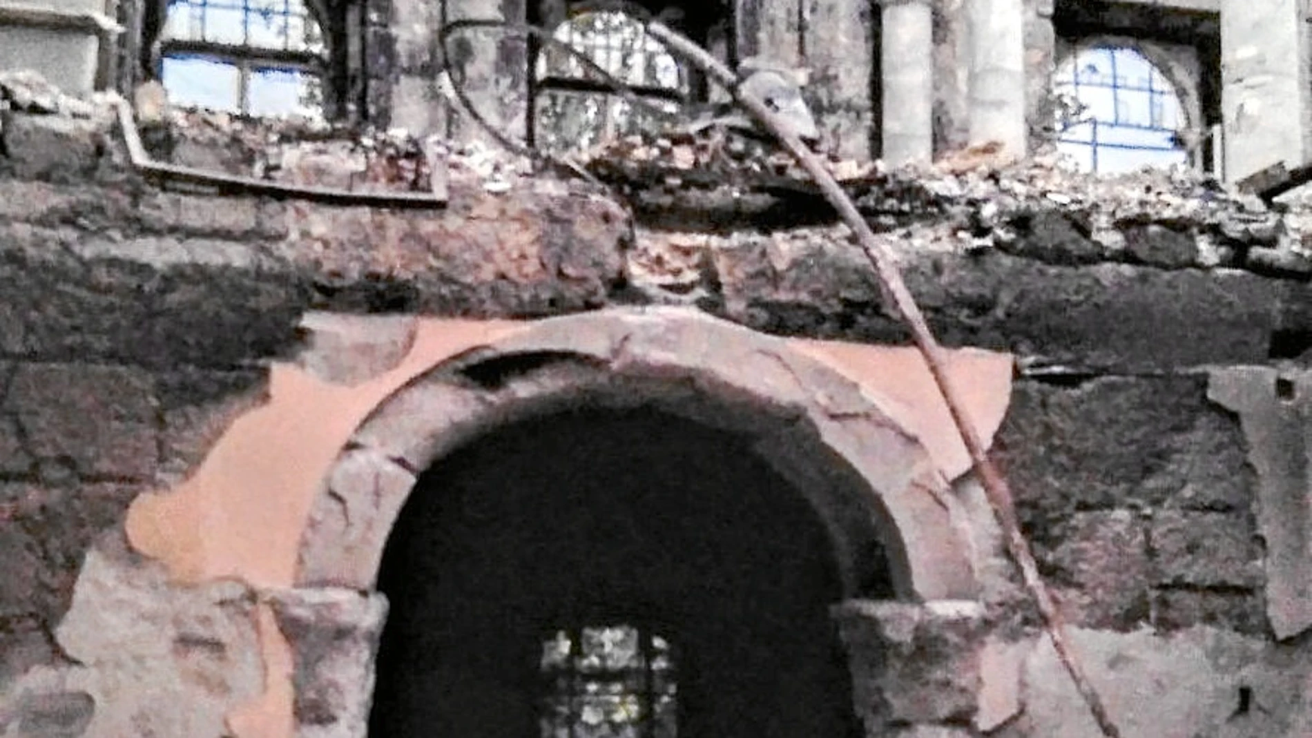 El palacio, un inmueble de tres alturas, ha quedado reducido a escombros