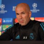 El entrenador del Real Madrid, Zinedine Zidane, ofrece una rueda de prensa en Kiev. (Foto, UEFA)