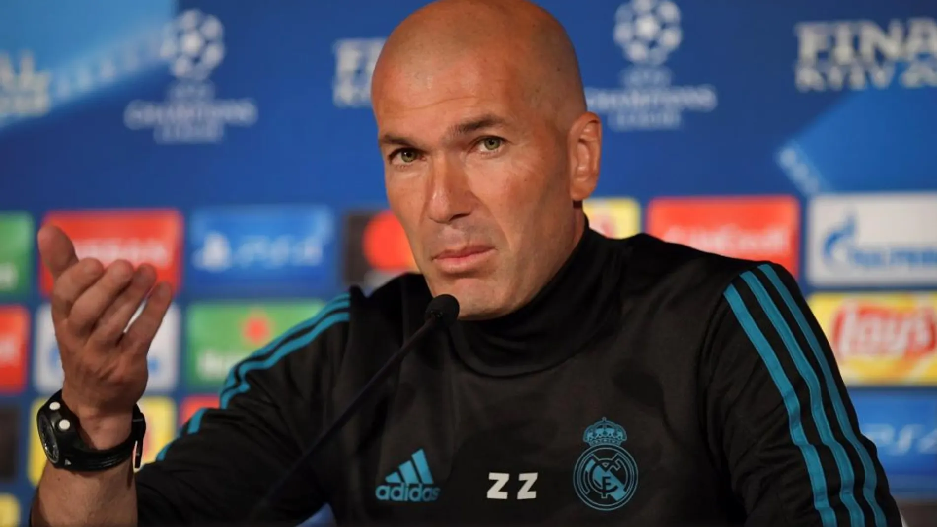 El entrenador del Real Madrid, Zinedine Zidane, ofrece una rueda de prensa en Kiev. (Foto, UEFA)