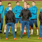 Zidane da la charla antes del entrenamiento, ayer en el campo del APOEL, en Nicosia