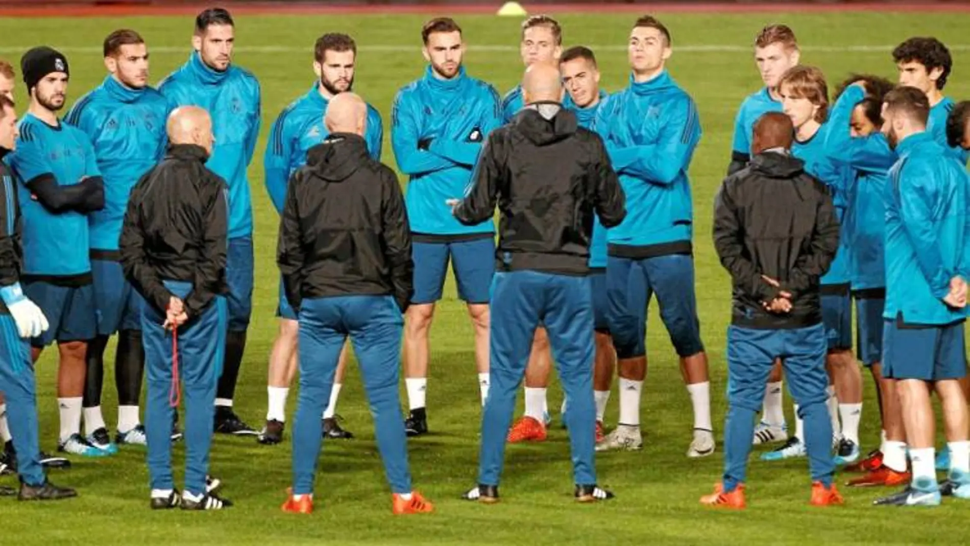 Zidane da la charla antes del entrenamiento, ayer en el campo del APOEL, en Nicosia