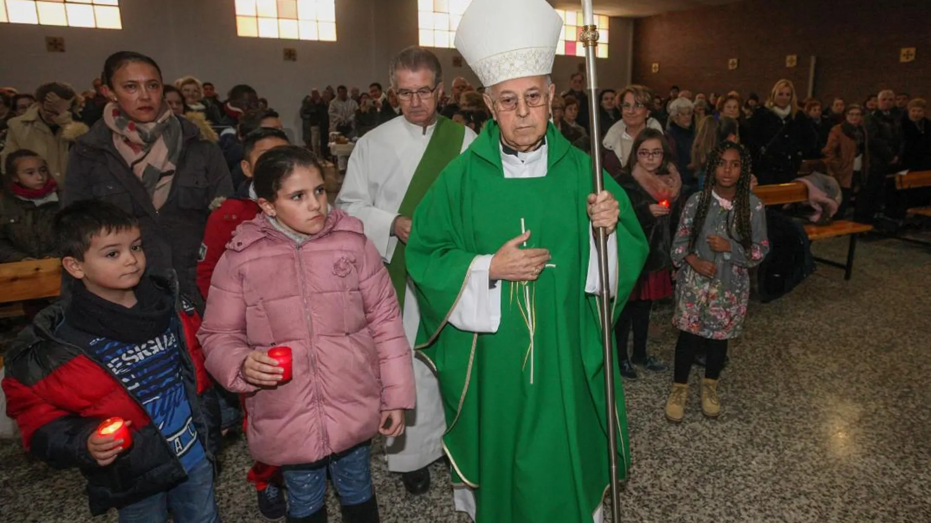 El cardenal Blázquez, momentos antes del comienzo de la ceremonia religiosa con motivo de la Jornada Mundial de los Emigrantes y Refugiados