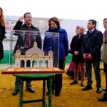 El delegado de Seguridad, Movilidad y Fiestas Mayores, durante el acto previo a la colocación del primer tubo, junto a la delegada Carmen Castreño / Foto: La Razón