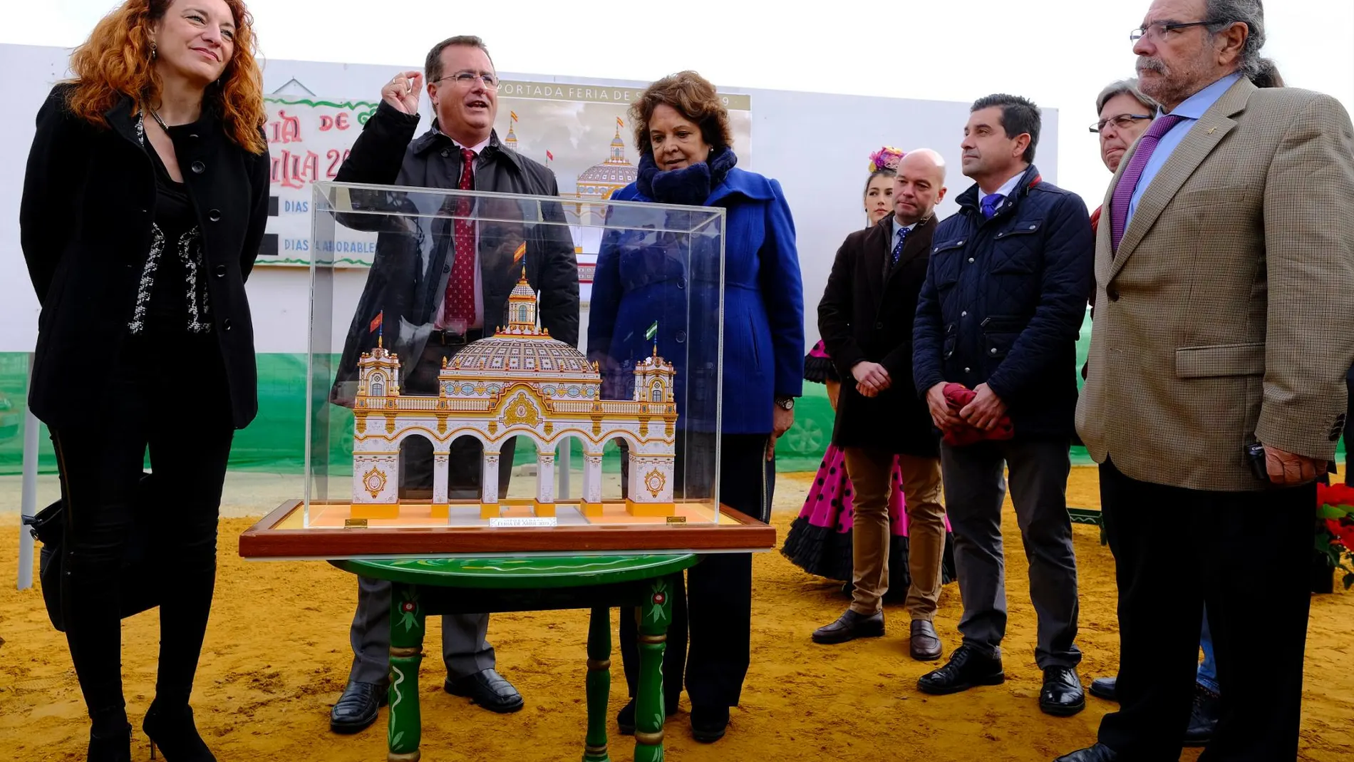 El delegado de Seguridad, Movilidad y Fiestas Mayores, durante el acto previo a la colocación del primer tubo, junto a la delegada Carmen Castreño / Foto: La Razón