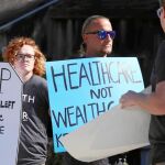Un grupo de defensa del sistema sanitario actual protesta contra la orden ejecutiva de Donald Trump en La Jolla, California