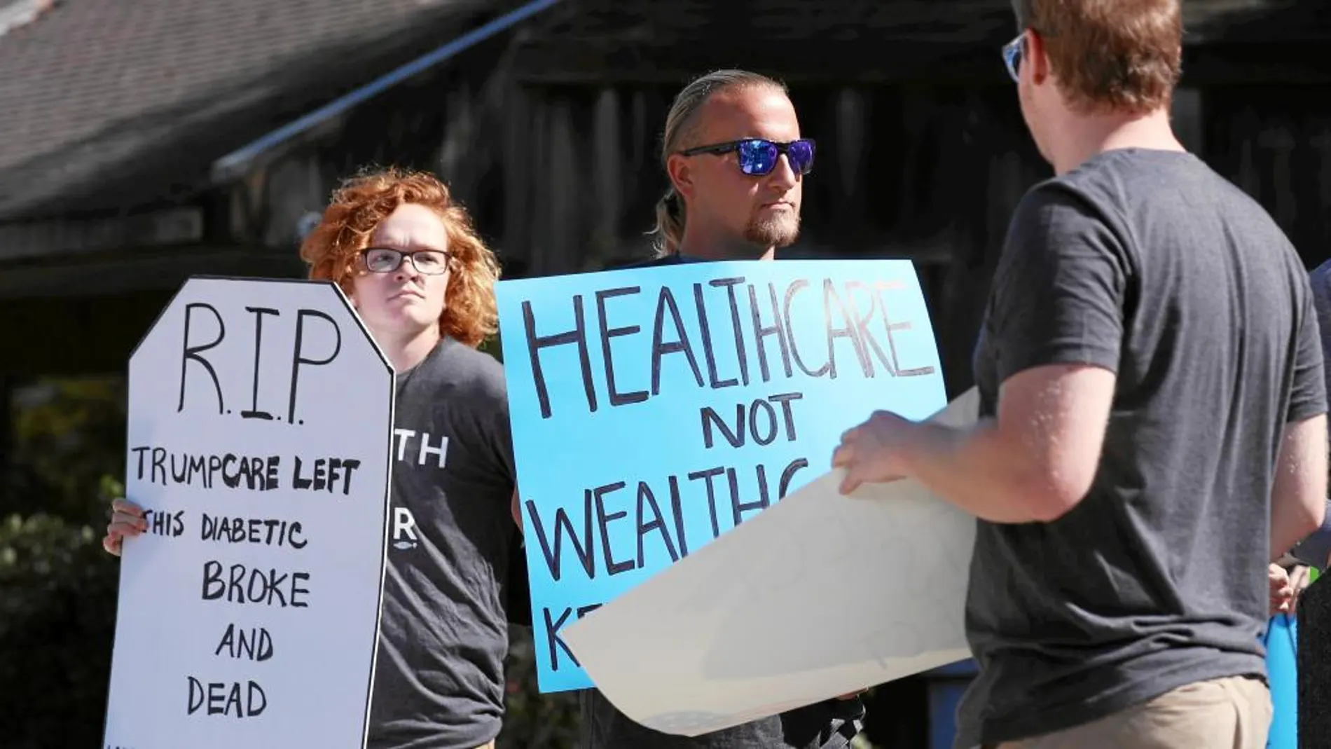 Un grupo de defensa del sistema sanitario actual protesta contra la orden ejecutiva de Donald Trump en La Jolla, California