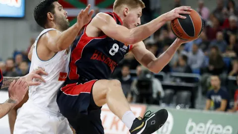 El pívot letón del Baskonia Rinalds Malmanis (d), captura un rebote ante el ala pívot del Real Madrid Felipe Reyes