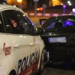 Un coche patrulla de la Policía Municipal de Móstoles y el vehículo de los ladrones