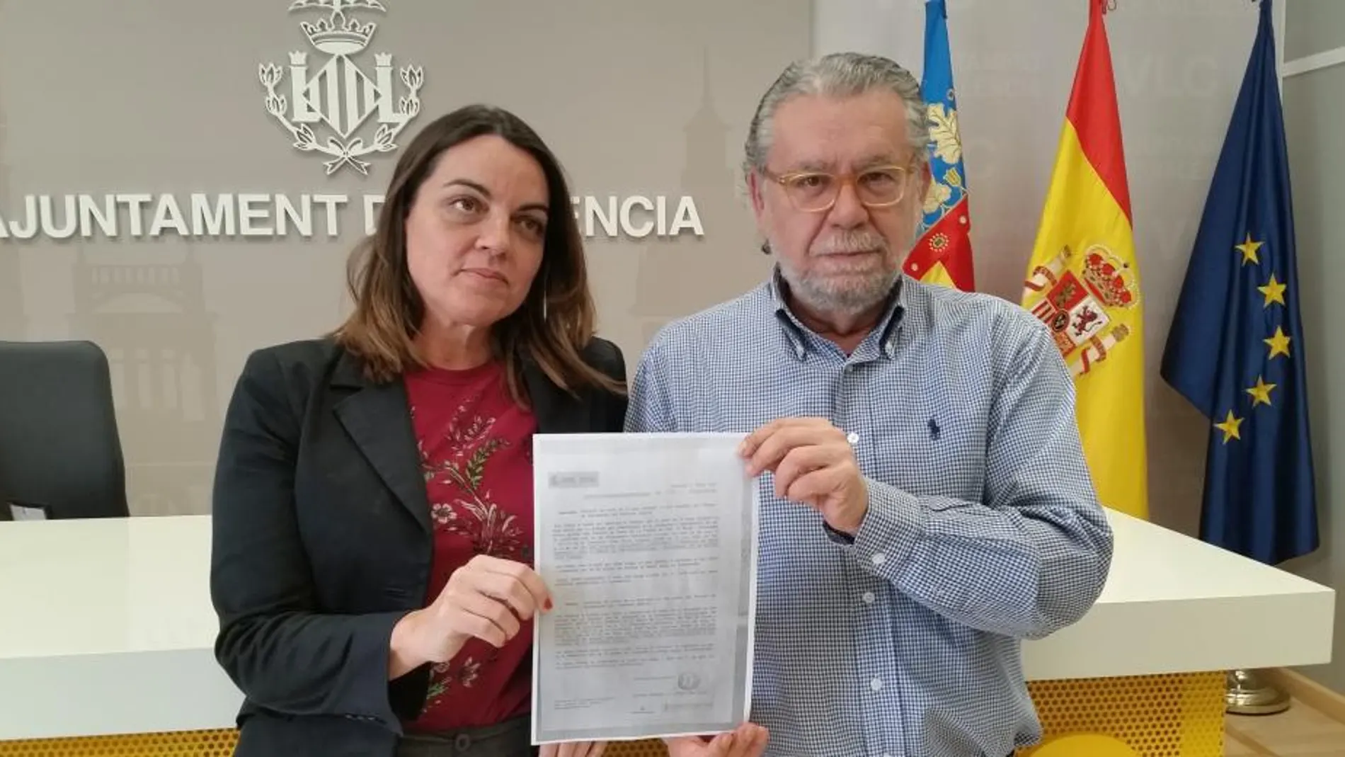 Los concejales Anaïs Menguzzato y Ramón Vilar presentaron el jueves una denuncia ante la Policía Nacional que ahora busca al «gracioso» que hizo la «gamberrada»