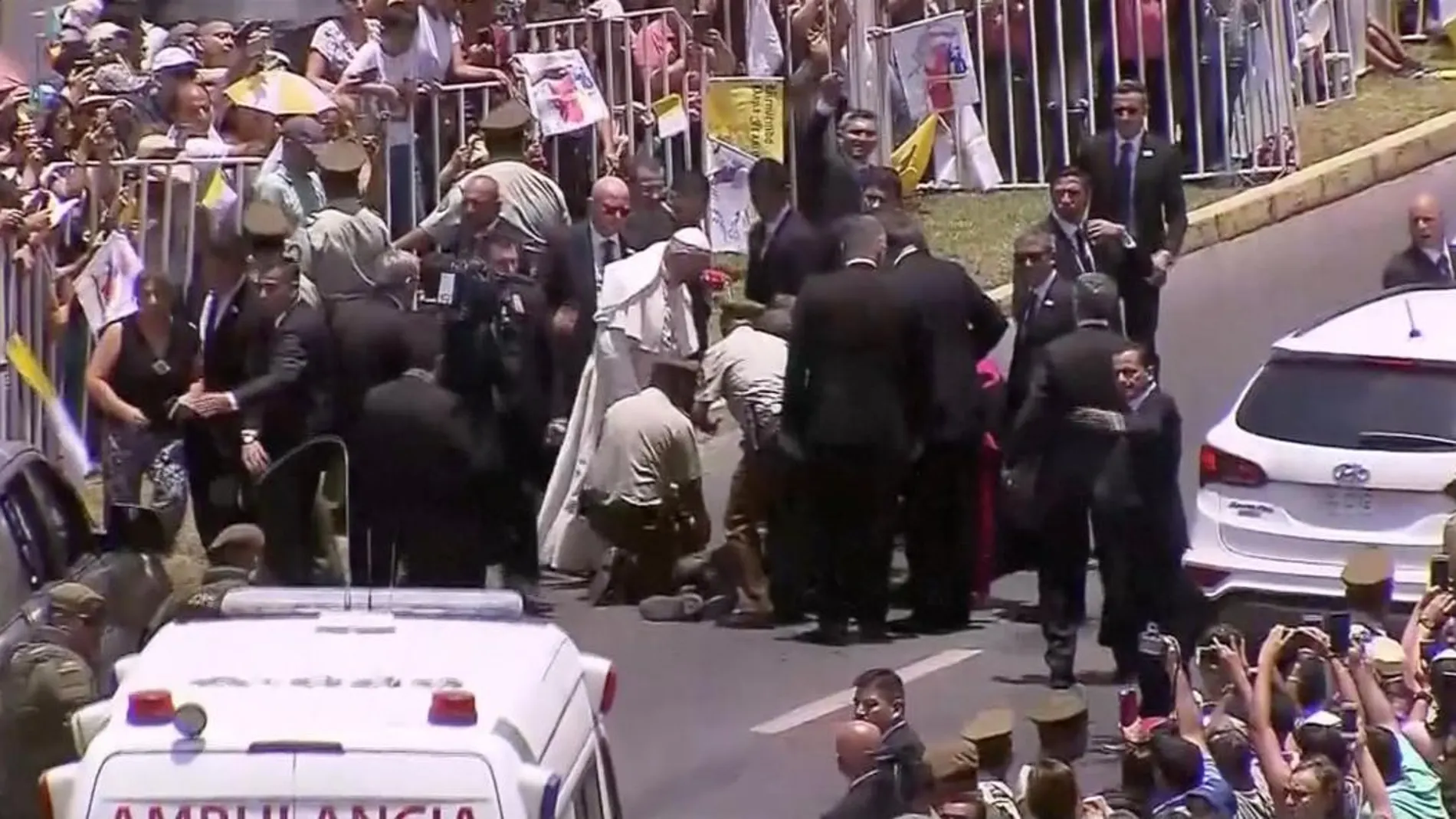 El Papa junto a la policía herida