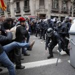 Miembros de los Mossos d´Esquadra impiden el paso de manifestantes en las inmediaciones de la Delegación del Gobierno en Cataluña
