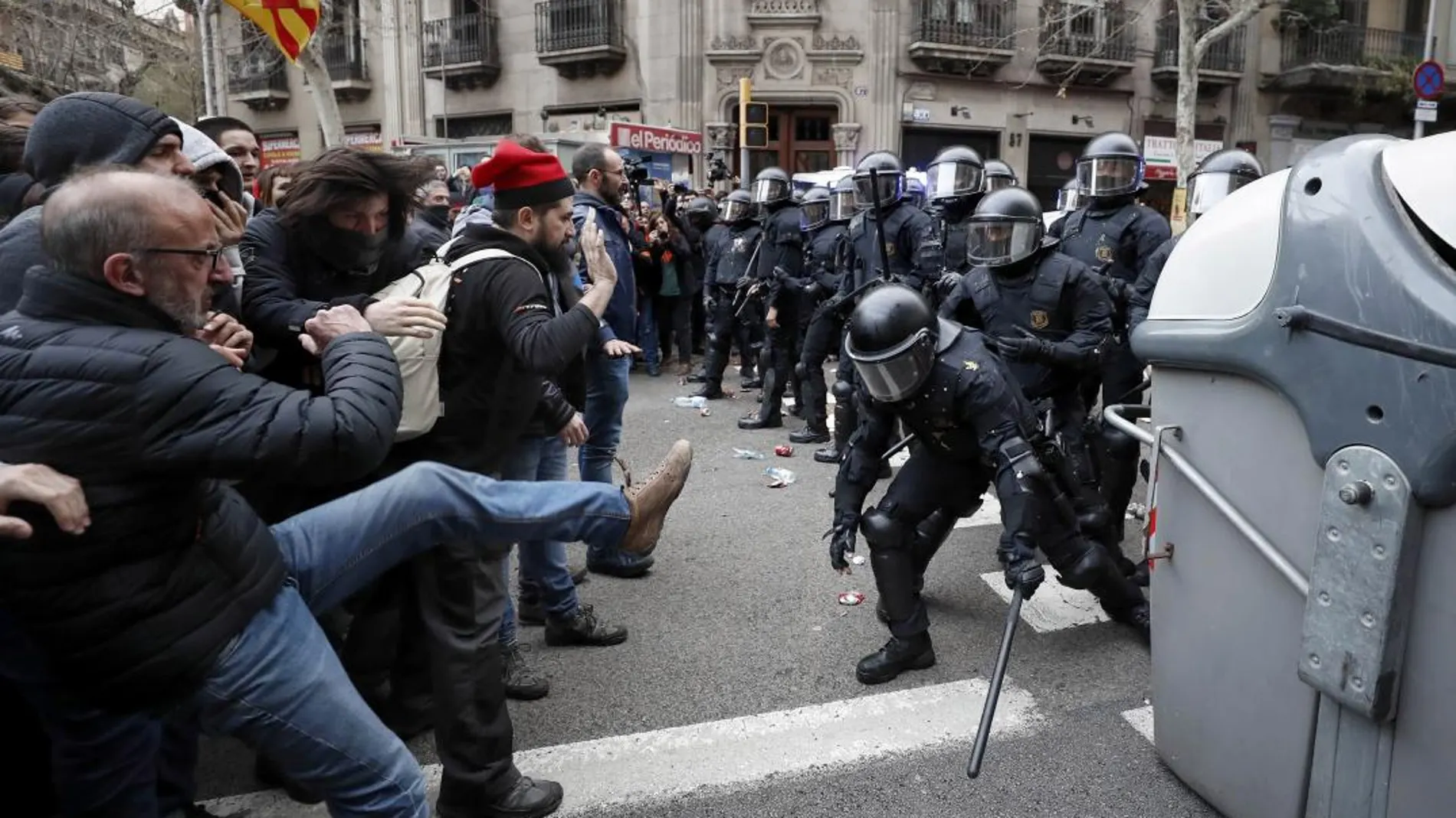 Miembros de los Mossos d´Esquadra impiden el paso de manifestantes en las inmediaciones de la Delegación del Gobierno en Cataluña
