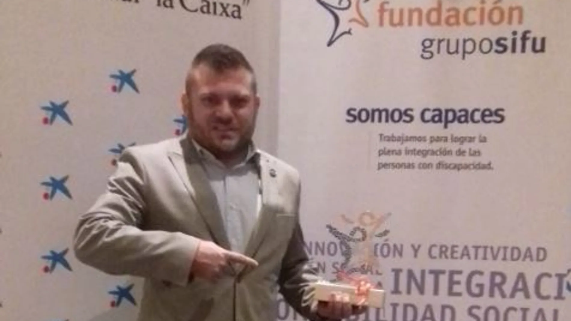 Simón Cruz recibió hoy una de las becas Desafíate 2018 La Fundación Grupo SIFU / Foto: @simoncruz23