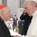 El Papa, durante un encuentro con el excardenal y arzobispo emérito de Washington Theodore McCarrick.