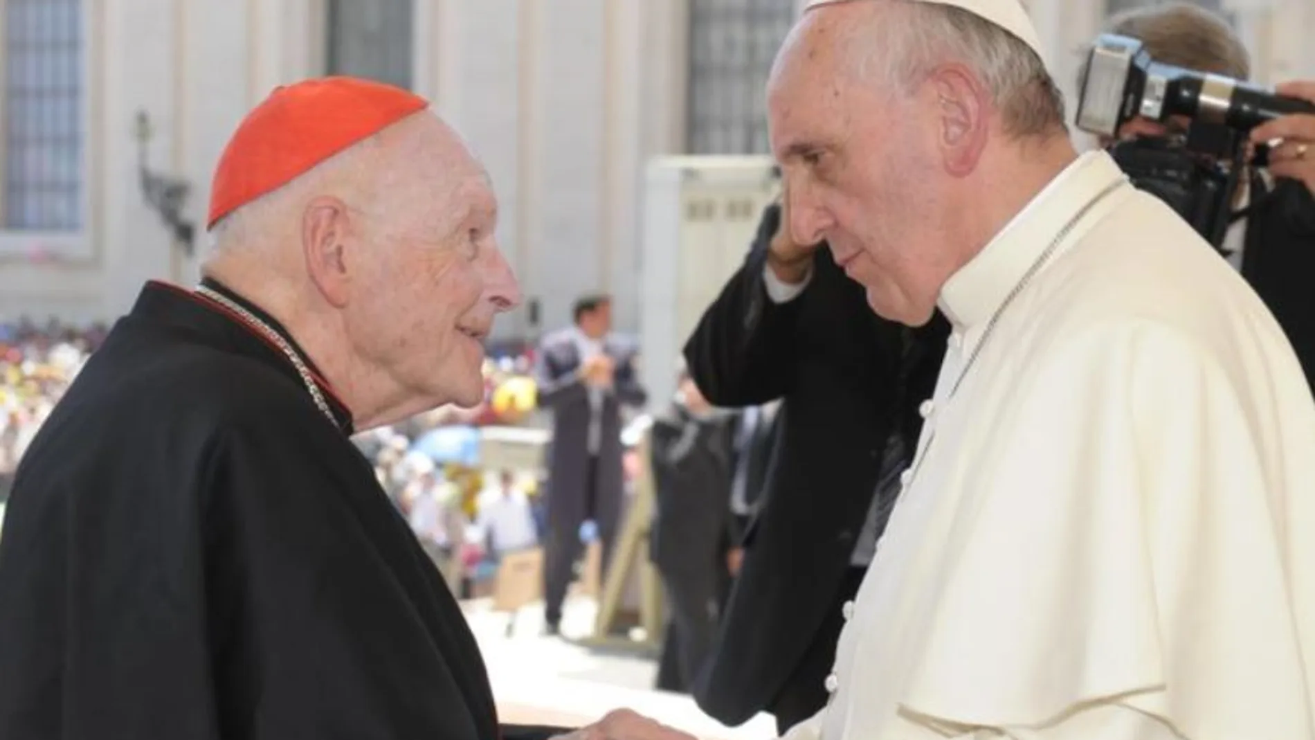 El Papa, durante un encuentro con el excardenal y arzobispo emérito de Washington Theodore McCarrick.