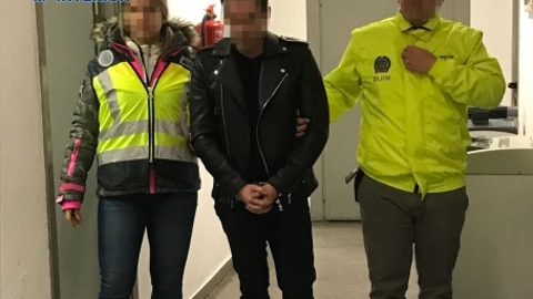 Dos agentes escoltan al detenido
