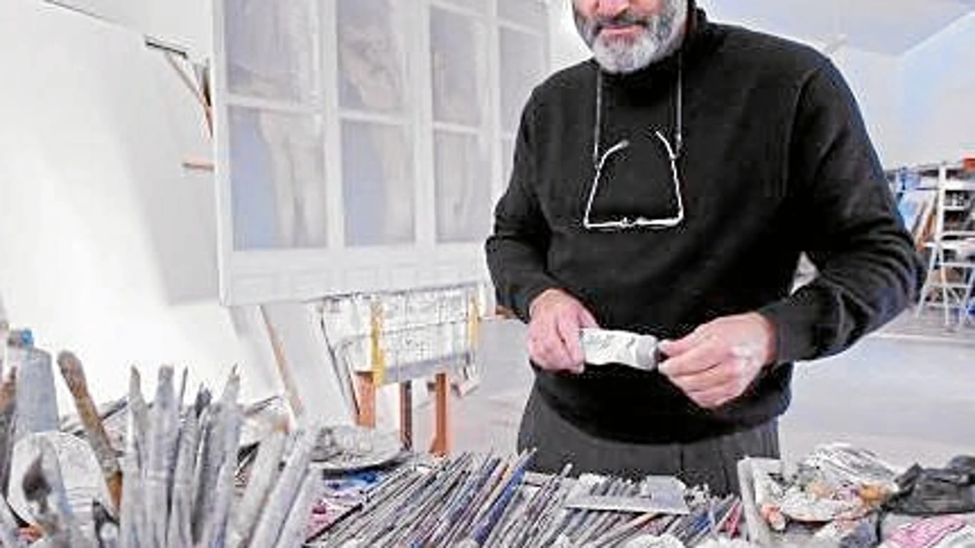 Ricardo Sánchez en su estudio prepara las obras de la muestra «Realidades Transfiguradas»