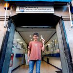 Cosmin, joven que adquirió el décimo agraciado con el primer premio de la loteria del Niño.