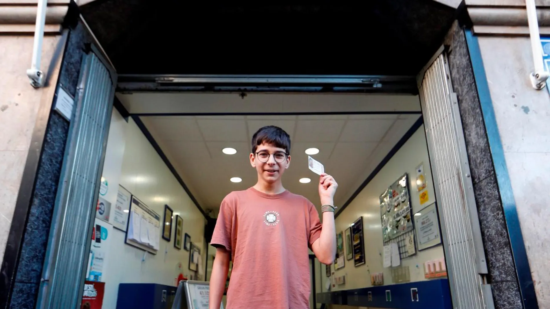 Cosmin, joven que adquirió el décimo agraciado con el primer premio de la loteria del Niño.