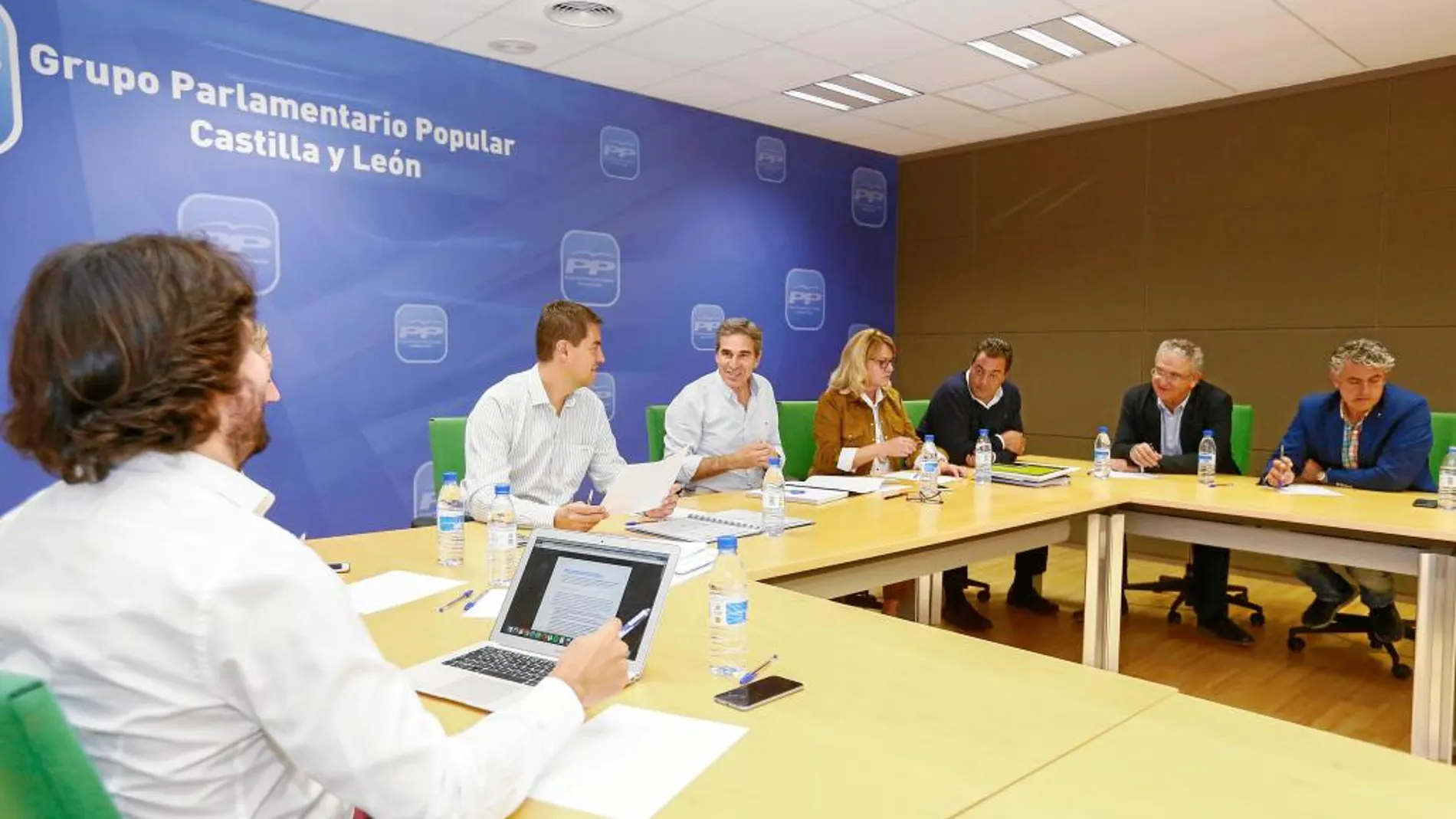 Sanz Vitorio se reúne con los portavoces de la comisiones del Grupo Popular