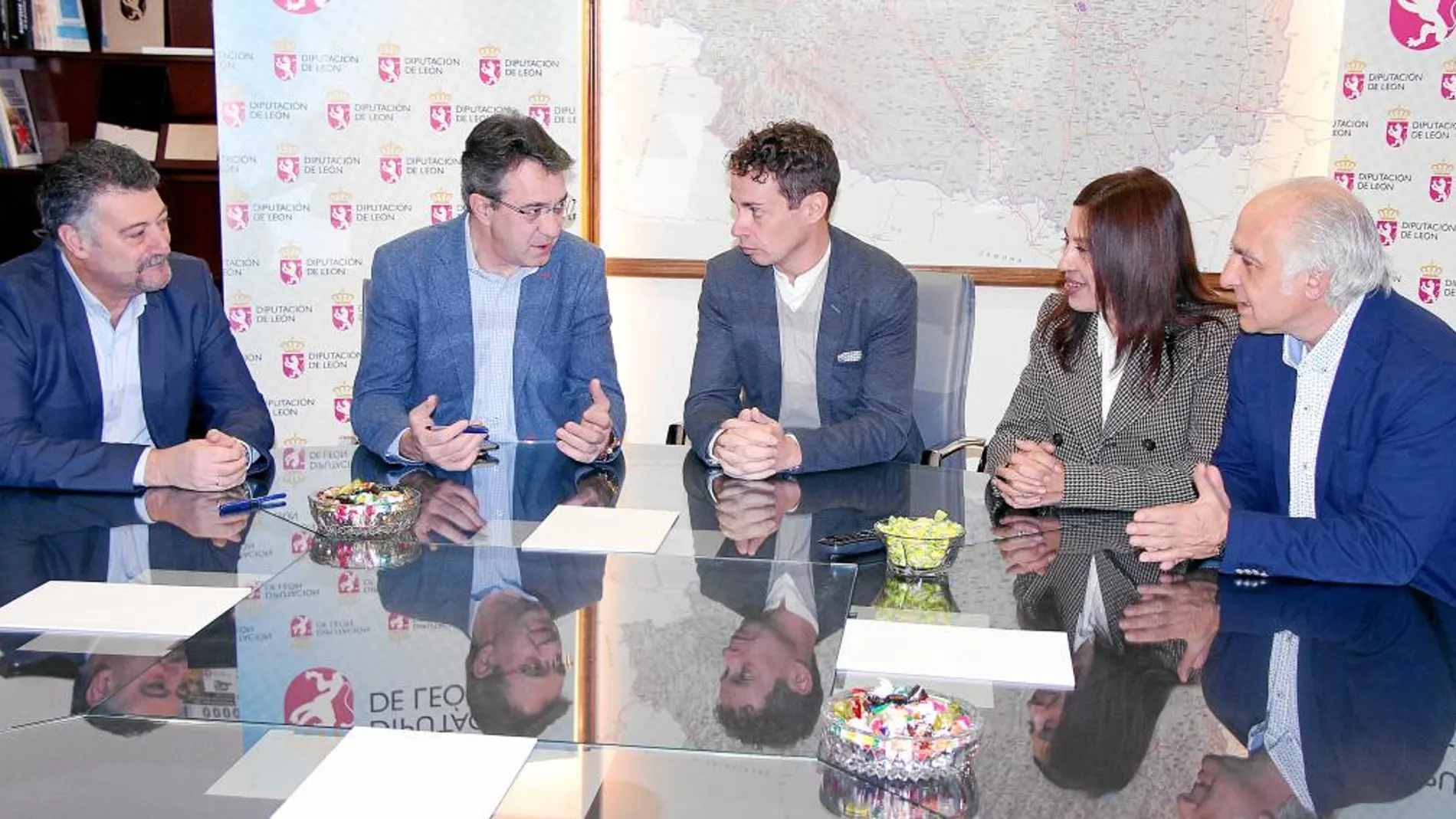 Un instante de la reunión de ayer en León entre Juan Martínez Majo y Mario Rivas
