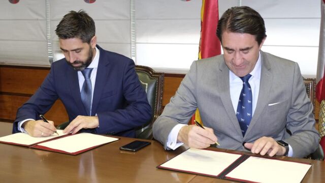 El consejero Juan Carlos Suárez-Quiñones y el presidente de Down Valladolid, Manuel Velázquez, suscriben el acuerdo