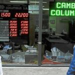 Dos argentinos pasan junto a una oficina de cambio de moneda, ayer, en Buenos Aires