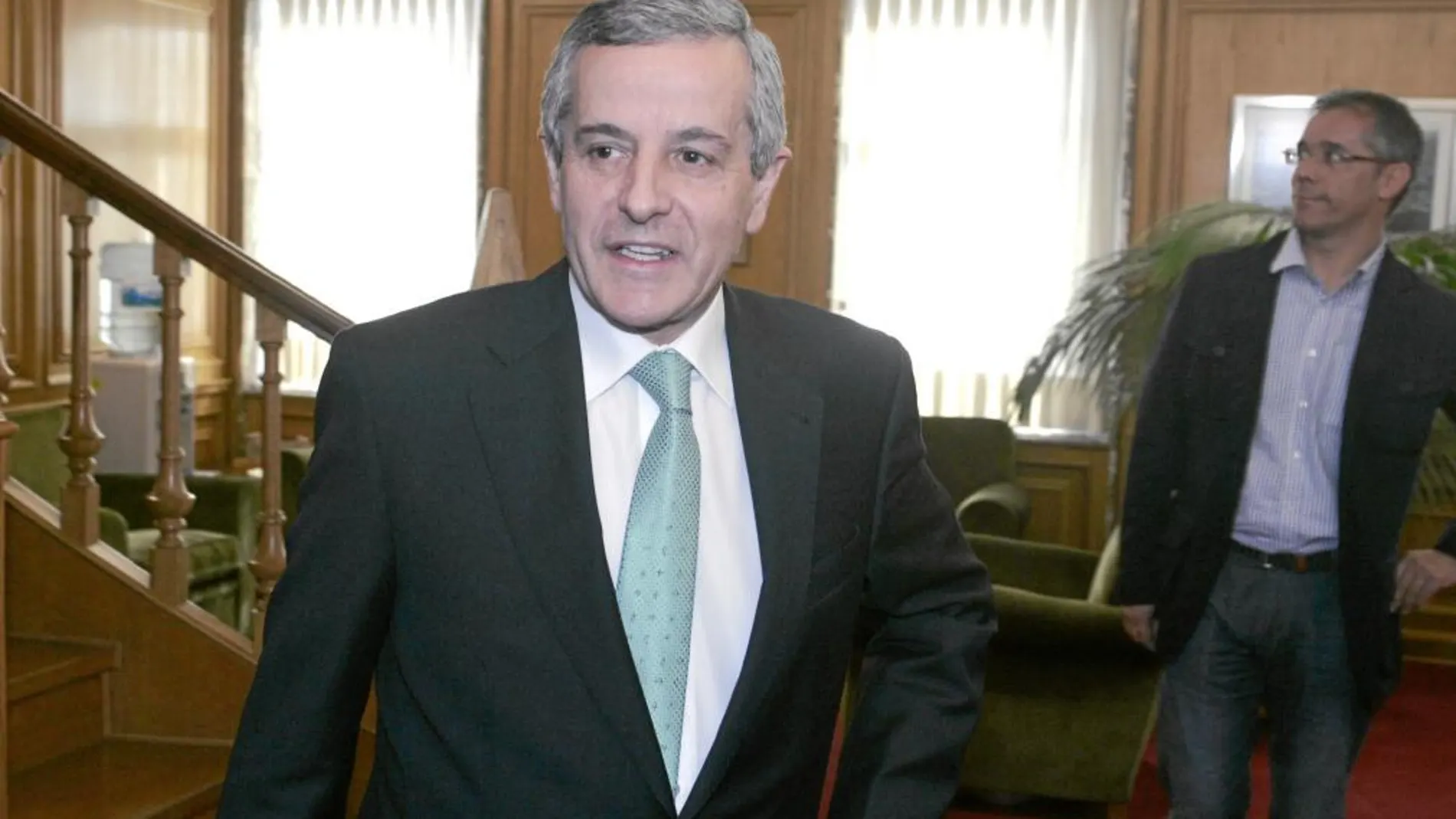 El alcalde de León, Emilio Gutiérrez, antes de valorar el pacto «histórico» alcanzado con los sindicatos