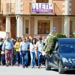 Cerca de 2.000 personas (familiares, amigos y vecinos del pueblo) quisieron despedir ayer a «Lety» en Tábara, el pueblo donde nació hace sólo 32 años / Efe
