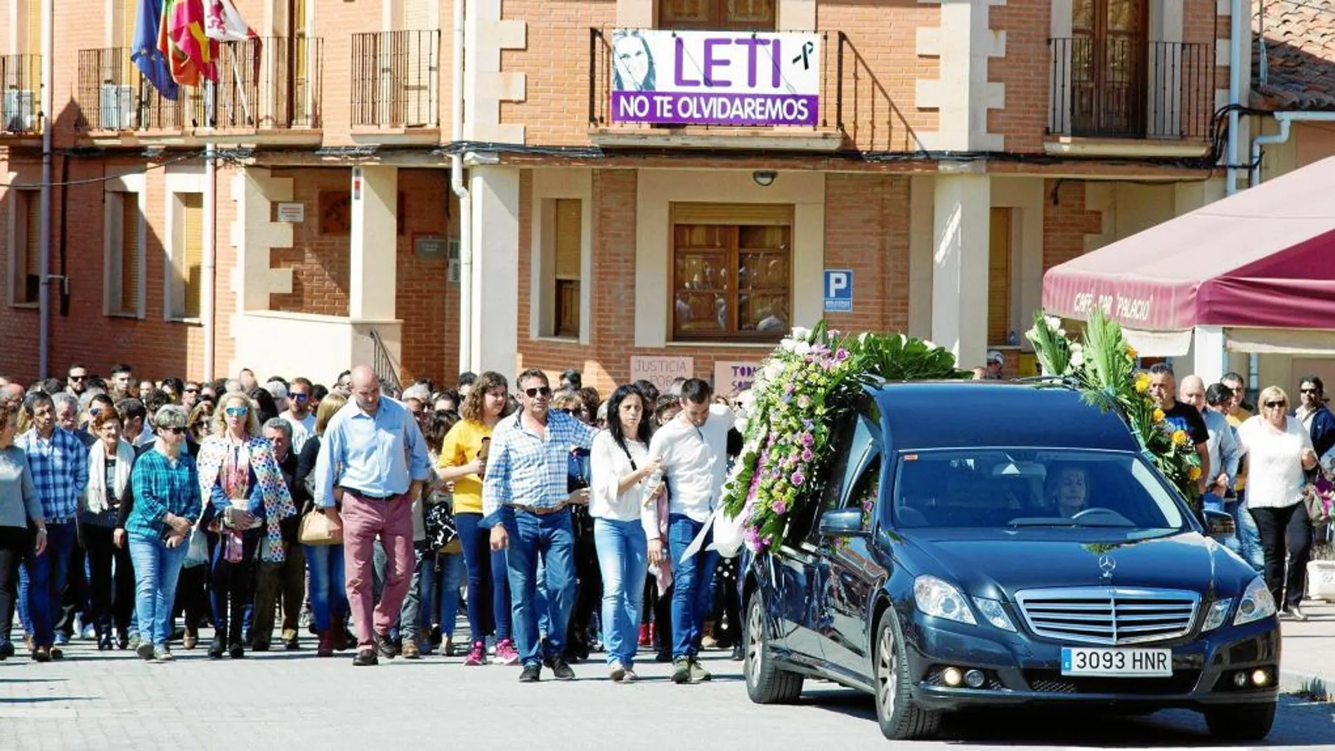 Cerca de 2.000 personas (familiares, amigos y vecinos del pueblo) quisieron despedir ayer a «Lety» en Tábara, el pueblo donde nació hace sólo 32 años / Efe