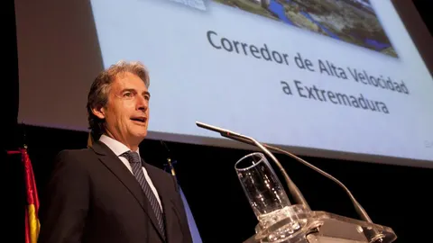 El ministro de fomento, Íñigo de la Serna (i), durante la presentación de su proyecto de conexión ferroviaria Castilla La Mancha-Extremadura