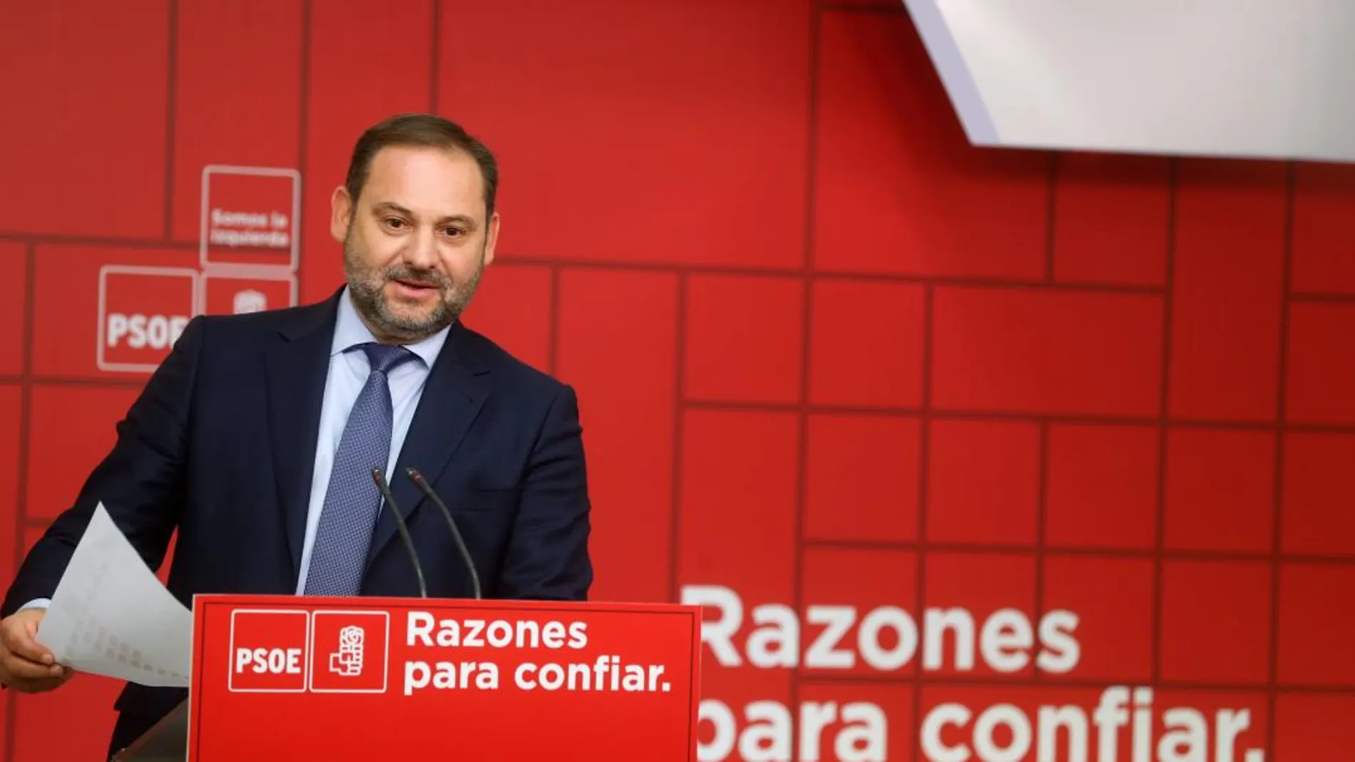 El ministro de Fomento José Luis Ábalos, durante la rueda de prensa ofrecida tras la reunión de la Ejecutiva Federal del PSOE