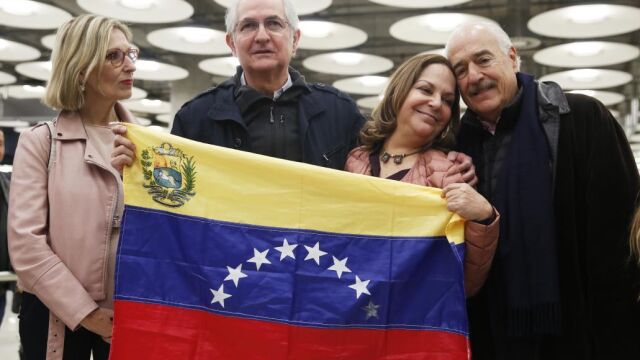 Ledezma posa con la bandera venezolana en Madrid