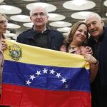 Ledezma posa con la bandera venezolana en Madrid