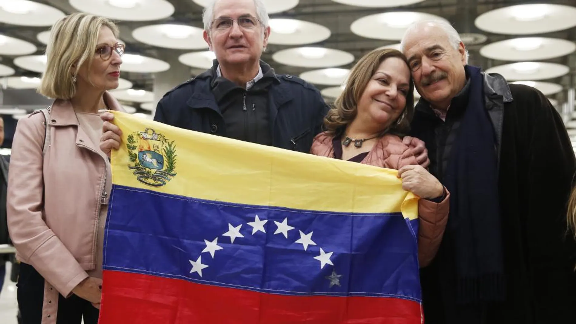 Ledezma posa con la bandera venezolana en Madrid