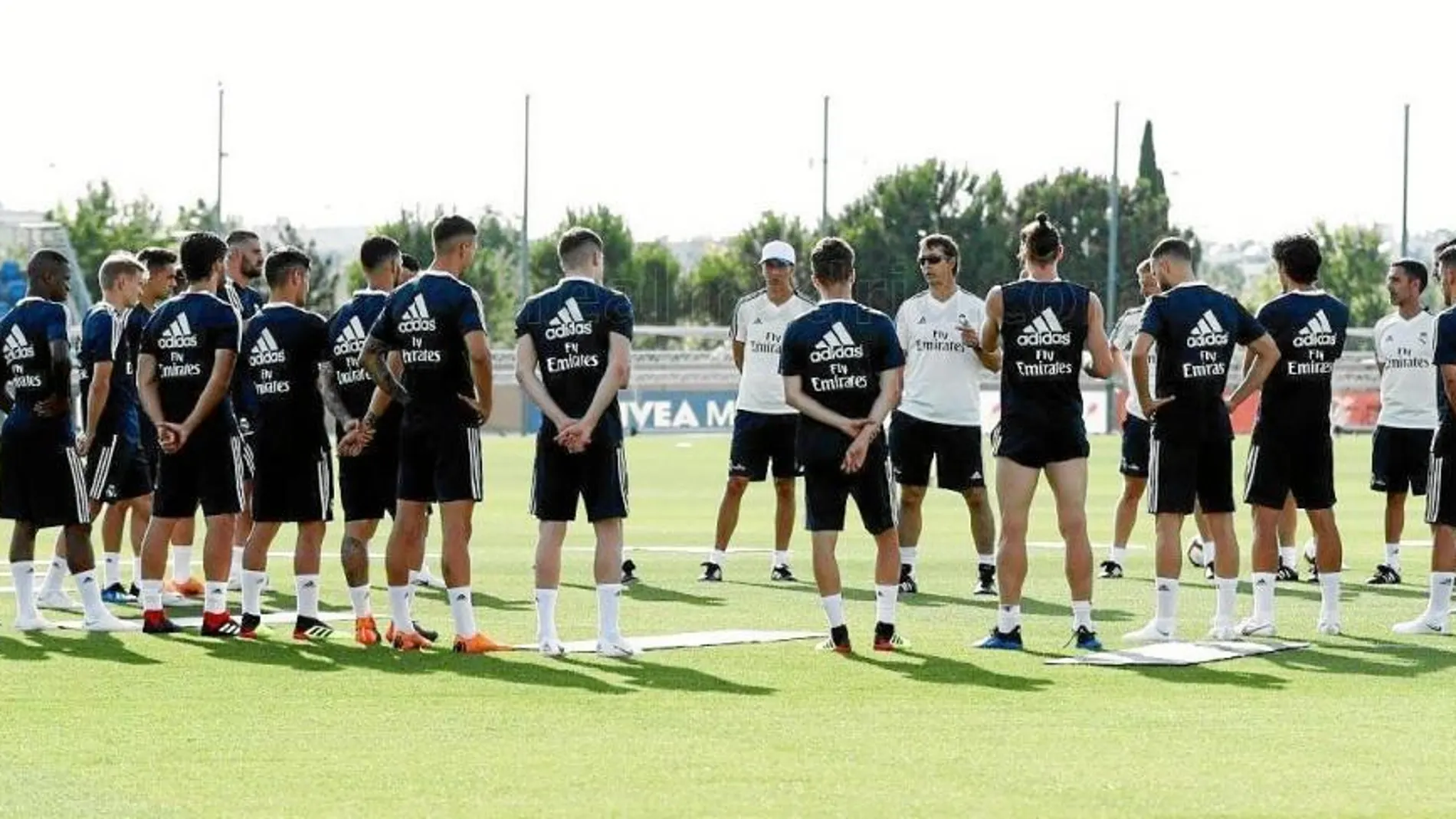 Los futbolistas del Real Madrid que ayer empezaron la pretemporada en Valdebebas escuchan atentamente la charla de su entrenador