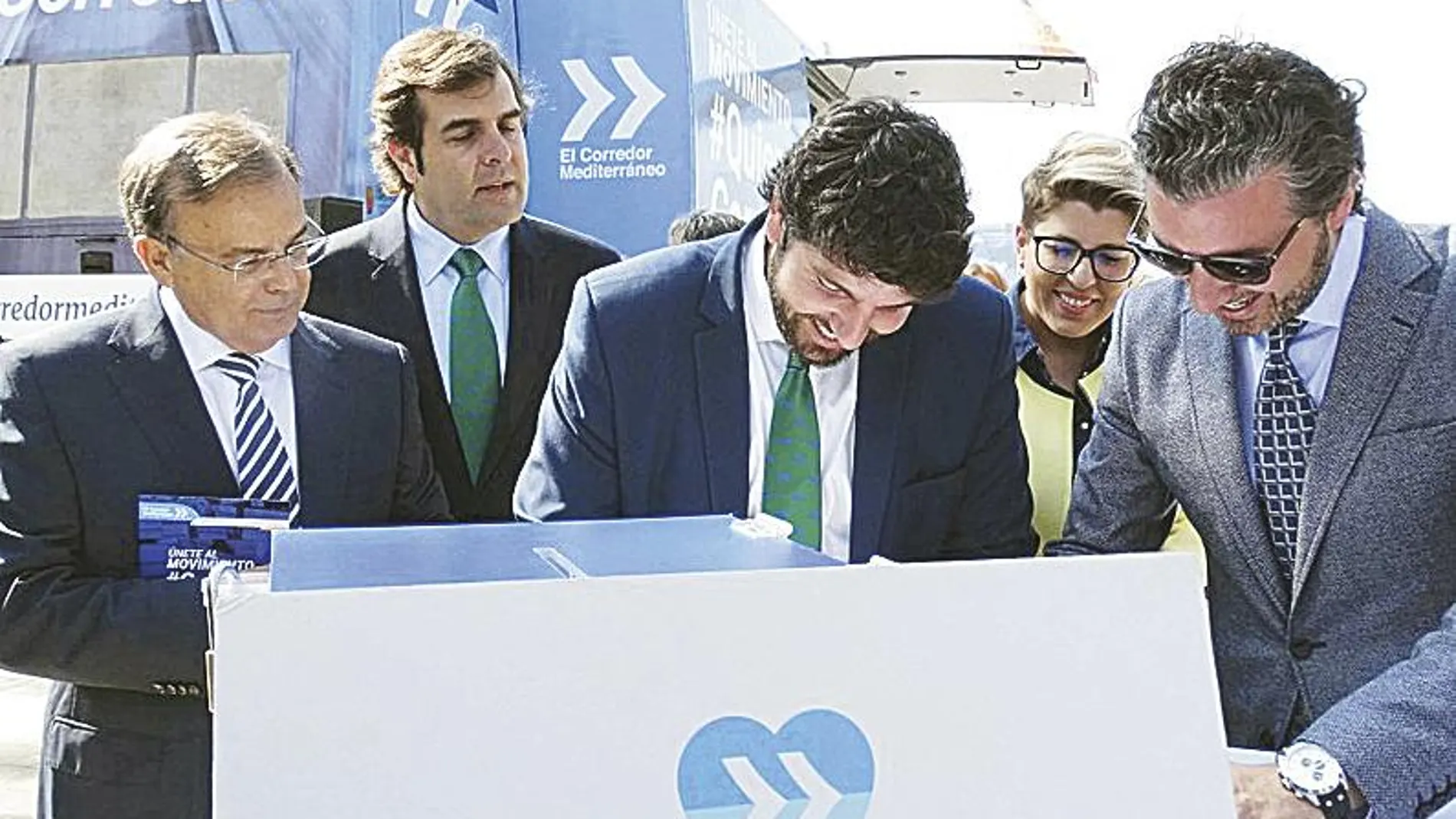 El presidente de la Región de Murcia, Fernándo López Miras, firma en apoyo al Corredor