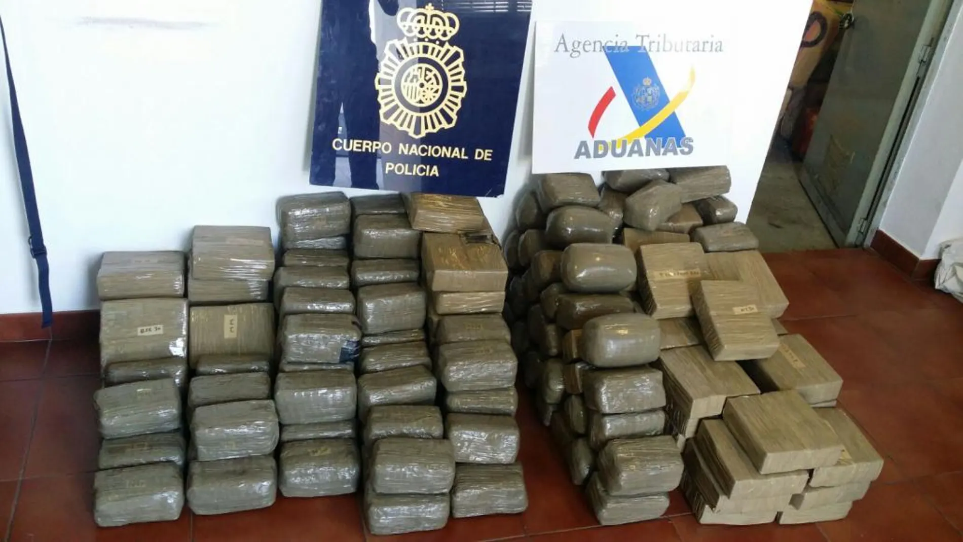 Interceptado en el Estrecho un velero con 250 kilos de hachís