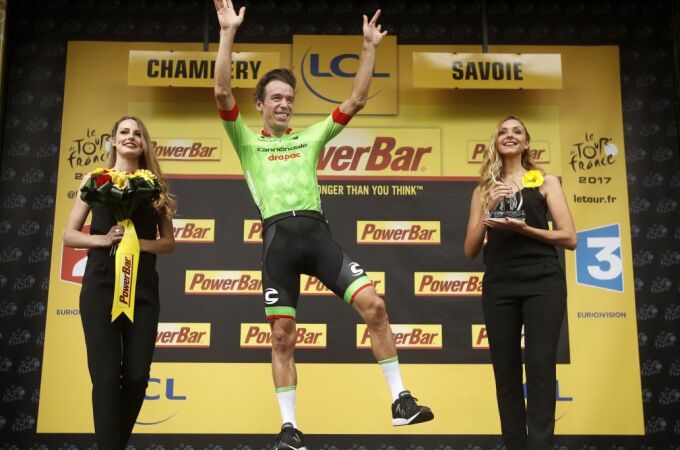 El colombiano Rigoberto Uran celebra en el podio su triunfo en la etapa reina del Tour.