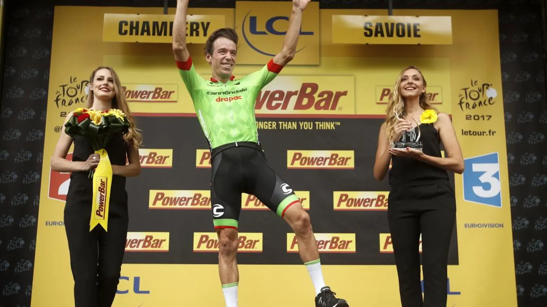 El colombiano Rigoberto Uran celebra en el podio su triunfo en la etapa reina del Tour.