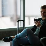 Un joven consulta su móvil, en una imagen de archivo / Dreamstime