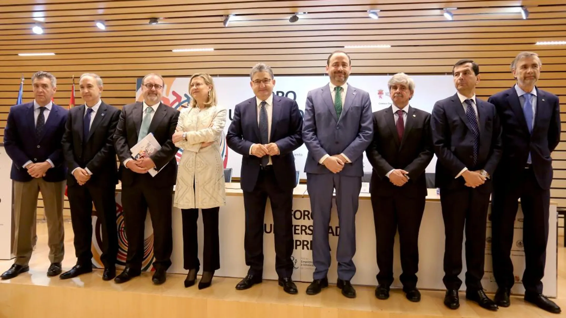 Los consejeros Fernando Rey y Pilar del Olmo, junto a los participantes en el Foro Universidad Empresa