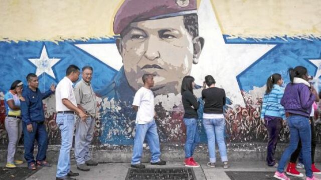 Los venezolanos tuvieron que hacer cola durante horas para poder ejercer su derecho al voto. En la imagen un colegio en Caracas